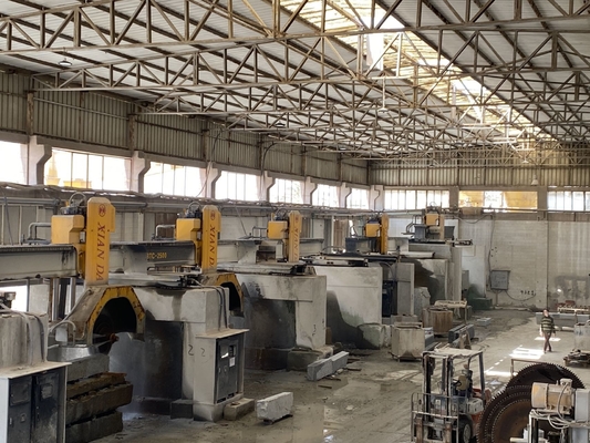 آلة قطع الجسر الكهربائية CNC مع حركة الطاولة التلقائية
