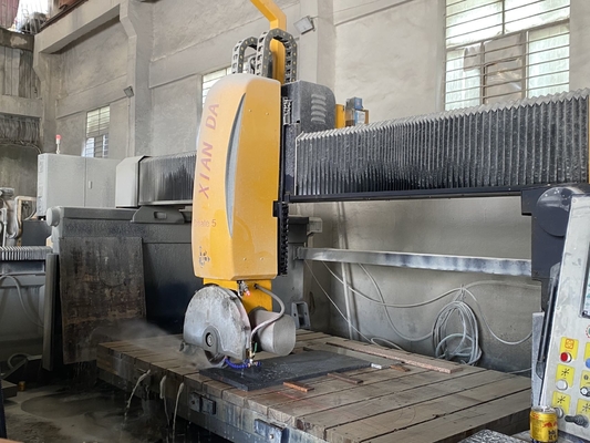 5100kg آلة قطع الجسر مع حركة الطاولة التلقائية 15m3/H استهلاك المياه