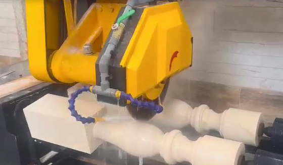 عالية الكفاءة CNC اثنين من أجهزة الكمبيوتر آلة القطع بالستر للكينغبوست ، حواجز الطريق