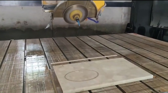 5 محور ربط نظام CNC الجسر قطع آلة مع وظيفة الذاكرة لإيقاف تشغيل
