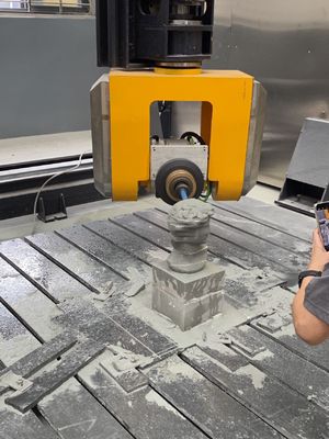 نظام السلامة آلة قطع المنشارات الجسر مع الوزن الإجمالي 5100kg والطاقة الإجمالية 57/67kw