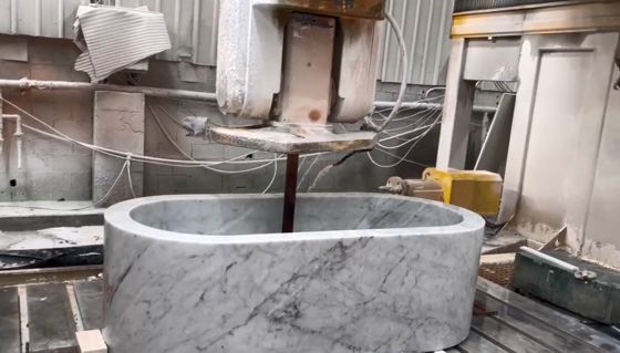 آلة قطع المنشار الجسر 5 محورات CNC مع 5 محورات التحكم في وقت واحد 20 كيلوواط BT40 طراز الغزل والطاولة الهجينة