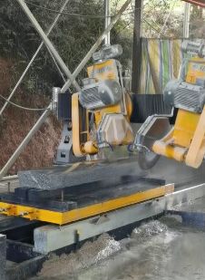 آلة تشطيب الحجر ذات الشفرات المزدوجة CNC لجرانيت ورخام بزاوية 45 درجة عالية الدقة