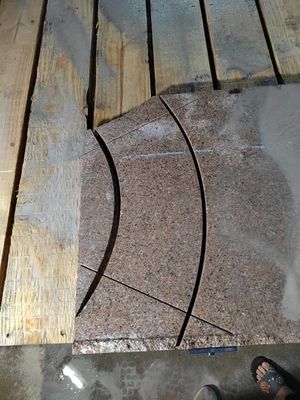 آلة قطع بمنشار جسري CNC بخمسة محاور مع طاولة عمل 3400x2000 مم ودوران رأس 0°-360° للجرانيت والرخام