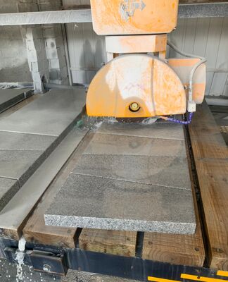 4 + 1 محور جسر قطع آلة مع 3200x2000mm طاولة العمل و 15kw / 18.5kw طاقة المحرك لقطع الحجر الدقيق