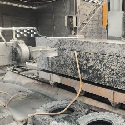 آلة المنشار السلكي الماسي CNC الجديدة من Xianda بمحرك CE معتمد 380 فولت/50 هرتز 11 كيلو واط 6000 كجم لقطع الحجر