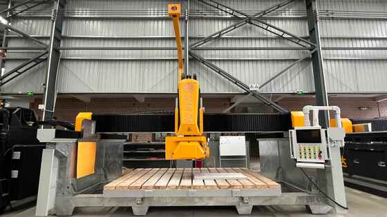 آلة قطع حجر الجسر الذكية ذات 4 محاور مع شفرة المنشار 600 ملم نظام CNC رفيع المستوى لمعالجة شرائح الرخام الجرانيت