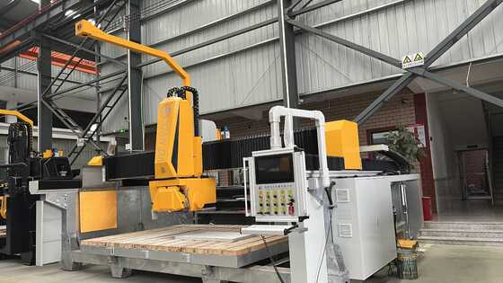 آلة قطع حجر الجسر الذكية ذات 4 محاور مع شفرة المنشار 600 ملم نظام CNC رفيع المستوى لمعالجة شرائح الرخام الجرانيت