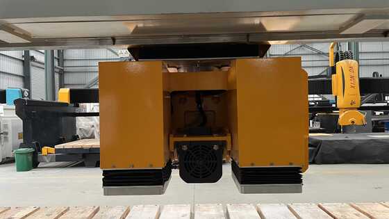 آلة قطع حجر الجسر الذكية ذات 4 محاور مع شفرة المنشار 600 ملم نظام CNC رفيع المستوى لمعالجة شرائح الرخام الجرانيت