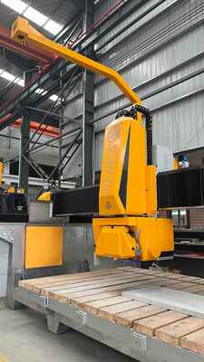 آلة قطع حجر الجسر الذكية ذات 4 محاور مع شفرة المنشار 600 ملم نظام CNC رفيع المستوى لمعالجة شرائح الرخام الجرانيت