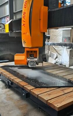 5 محور جسر قطعة آلة مع 15kw الطاقة الرئيسية وحركة الطاولة التلقائية