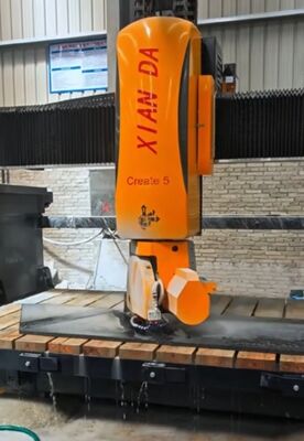 5 محور جسر قطعة آلة مع 15kw الطاقة الرئيسية وحركة الطاولة التلقائية
