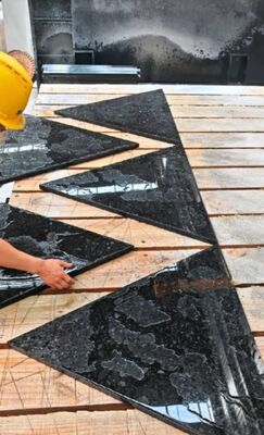 5 محور جسر قطعة آلة مع 15kw الطاقة الرئيسية وحركة الطاولة التلقائية