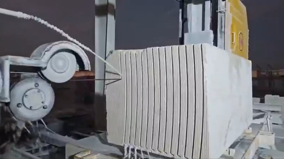 المنشار السلكي الماسي CNC ذو 4 محاور من Xianda مع طاولة دوارة مؤازرة 360 درجة وقدرة تحميل 20 طن لقطع الحجر