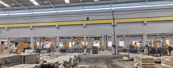 المنشار السلكي الماسي CNC ذو 4 محاور من Xianda مع طاولة دوارة مؤازرة 360 درجة وقدرة تحميل 20 طن لقطع الحجر