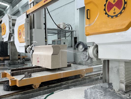 آلة CNC للقطاع مع طاولة دوارة 360 درجة ومؤشر 15 كيلوواط لتحقيق دقة عالية في القطع