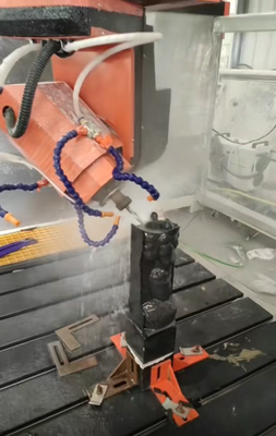 5 محورات حجر آلة حفر CNC مع 7.5 كيلوواط فولاذ ثقيل و 3000 × 1300 مم طاولة المعالجة للنحت ثلاثي الأبعاد في جميع الاتجاهات