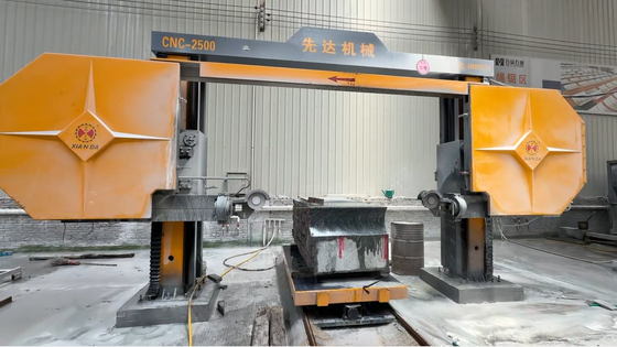 ماكينة منشار السلك الماسي CNC رباعية المحاور بأقصى حجم تشغيل 2500*3000*1500 مم ومخفض سرعة عالي الدقة ومحرك سيرفو
