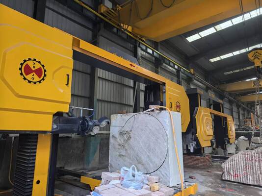ماكينة منشار سلكي ماسي CNC مزودة بمغزل بقدرة 11 كيلوواط ومخفض سرعة عالي الدقة ومحرك سيرفو لقطع الأحجار بأبعاد 2500*3000*1500 مم