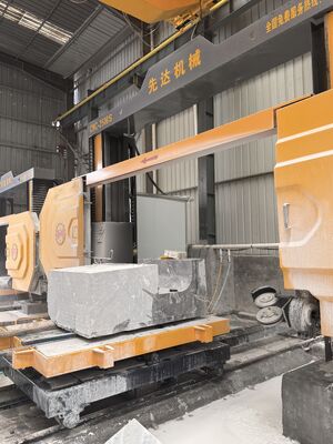 ماكينة منشار سلكي ماسي CNC مزودة بمغزل بقدرة 11 كيلوواط ومخفض سرعة عالي الدقة ومحرك سيرفو لقطع الأحجار بأبعاد 2500*3000*1500 مم