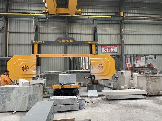 ماكينة منشار سلكي ماسي CNC مزودة بمغزل بقدرة 11 كيلوواط ومخفض سرعة عالي الدقة ومحرك سيرفو لقطع الأحجار بأبعاد 2500*3000*1500 مم